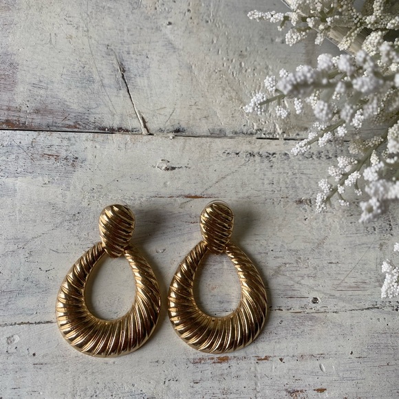 Gold Oval Hoop Detailed Earrings - Picture 8 of 16